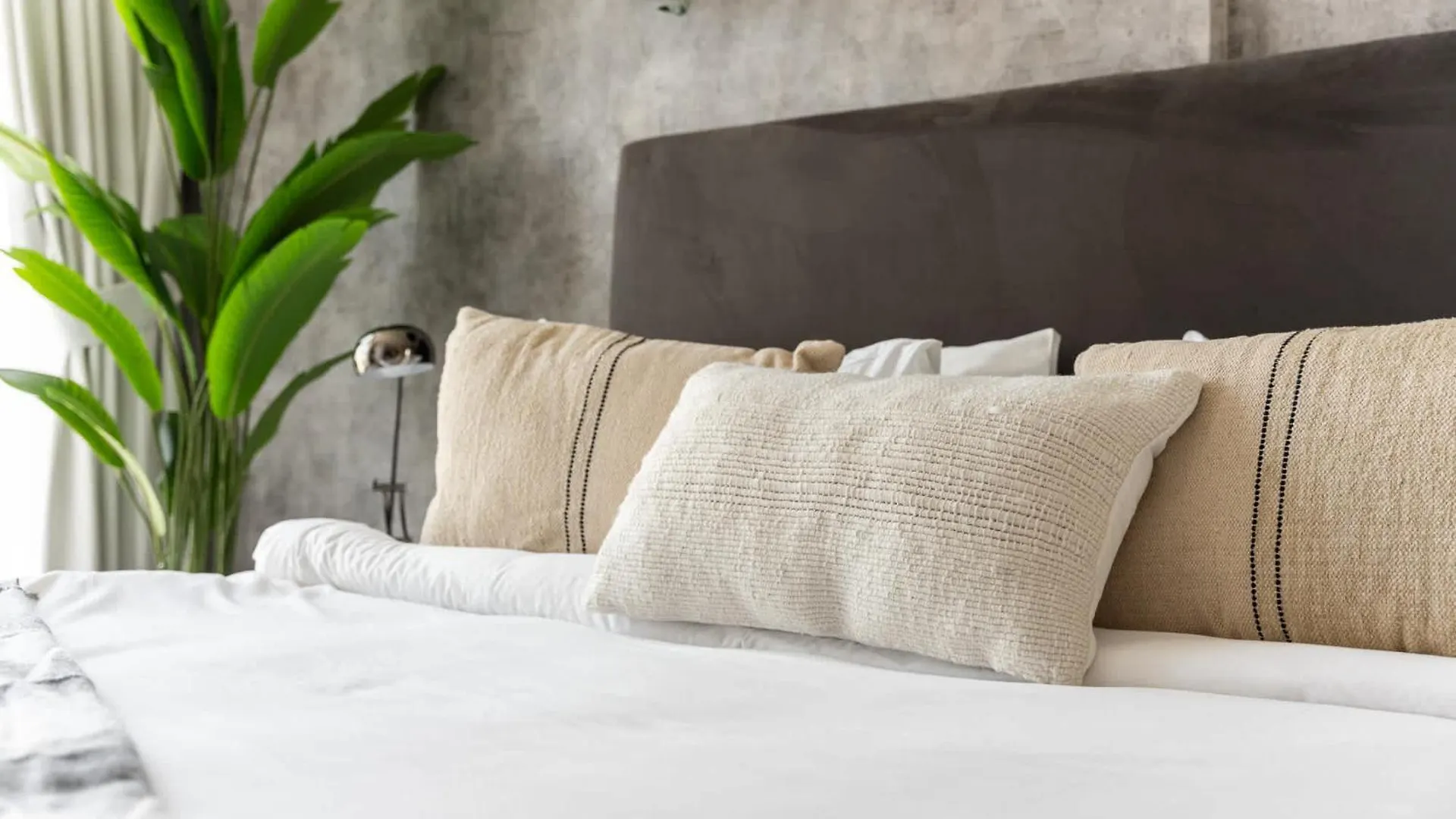 Elegant And Cozy 1-Bedroom Apartment With Balcony Views In Jvt Dubai