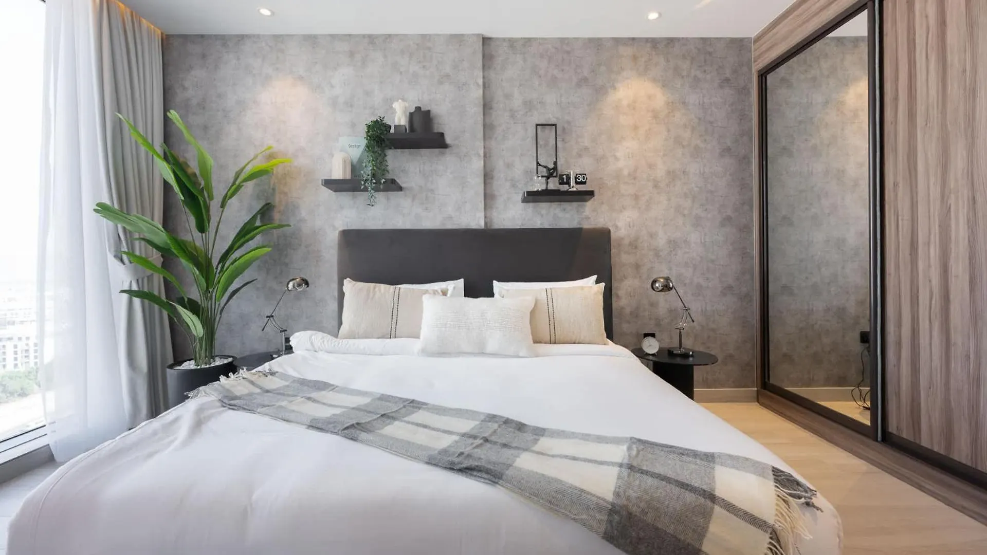 Elegant And Cozy 1-Bedroom Apartment With Balcony Views In Jvt Dubai 0*,