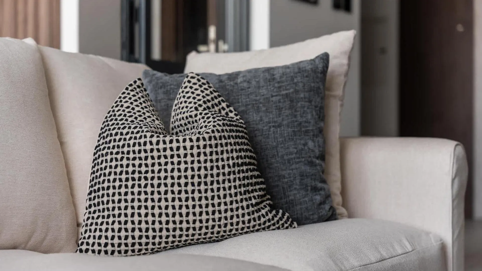 Elegant And Cozy 1-Bedroom Apartment With Balcony Views In Jvt Dubai