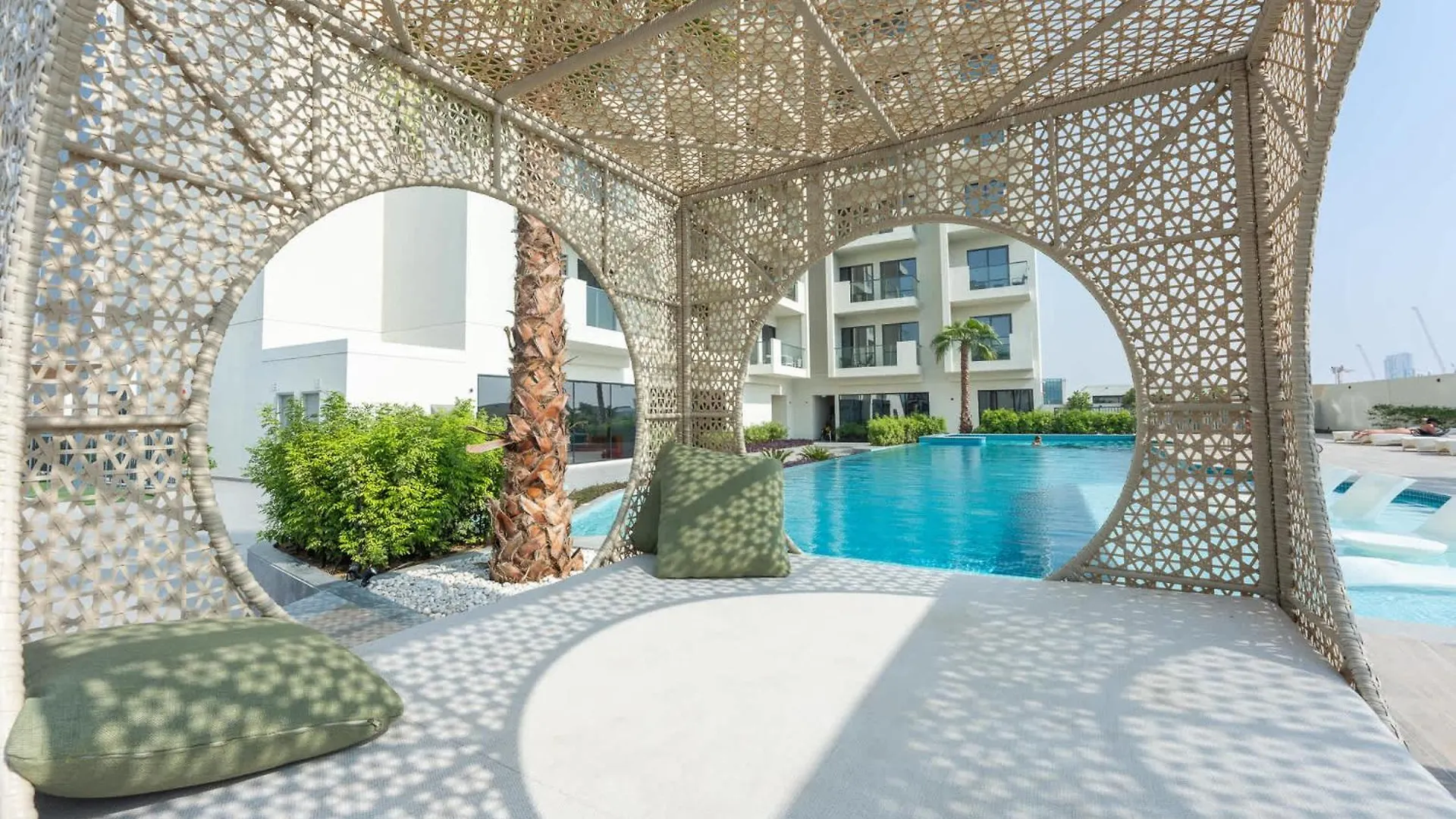 Elegant And Cozy 1-Bedroom Apartment With Balcony Views In Jvt Dubai